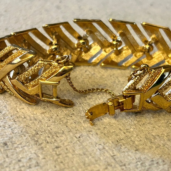 Vintage Monet Gold Tone Chevron Link Bracelet - Picture 3 of 11